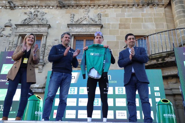 Tadej Pogačar sostiene el maillot en memoria de Estela Domínguez, acompañado de María Dolores Martín, alcaldesa de Baeza; Pascual Momparler, organizador de la Clásica Jaén Paraíso Interior; y Francisco Reyes, Presidente de la Diputación de Jaén. (c) Iraia Calvo