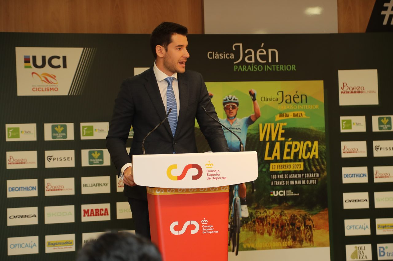 Fernando Molinero, director general de Deportes del Consejo Superior de Deportes, durante la presentación de la Clásica Jaén Paraíso Interior 2023. (c) Álvaro García Herrero