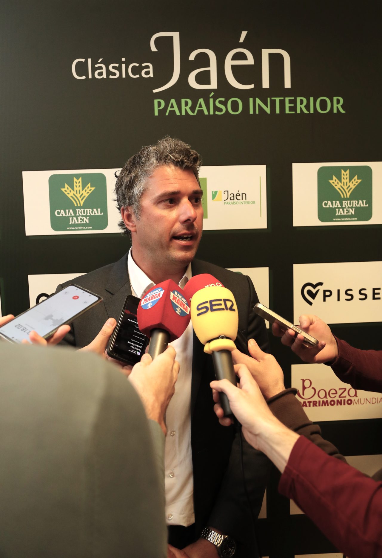 Pascual Momparler atiende a los medios durante la presentación de la Clásica Jaén Paraíso Interior 2023. (c) Álvaro García Herrero