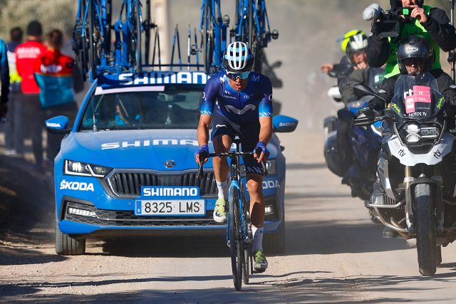 Sergio Samitier (Movistar Team), escapado por delante de un 'coche azul' Shimano en la pasada edición de la Clásica Jaén Paraíso Interior. Foto de Sprint Cycling Agency