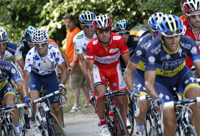 Purito Rodríguez escala un puerto de la Vuelta a España 2012, por delante de Alejandro Valverde y Alberto Contador. Foto de Sprint Cycling Agency