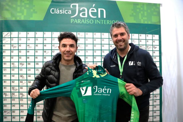 Purito Rodríguez posa con Pascual Momparler y el maillot de la Gran Fondo Jaén Paraíso Interior 2024. Foto de Álvaro García Herrero