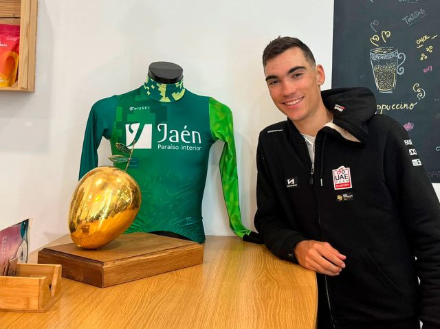Juan Ayuso posa con el maillot y la Oliva de Oro que distinguen al ganador de la Clásica Jaén Paraíso Interior 2024