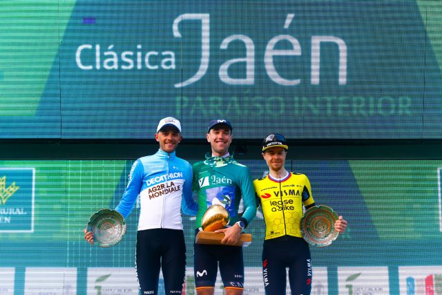 Podio final de la Clásica Jaén Paraíso Interior 2024, con Tronchon (2º), Lazkano (1º) y Tratnik (3º). Foto de Sprint Cycling Agency