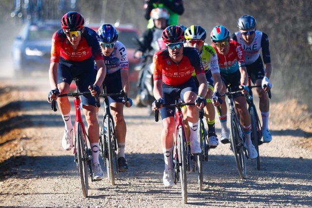 Ben Turner (Ineos Grenadiers - a la izquierda de la imagen) lidera un grupo en la Clásica Jaén Paraíso Interior 2023. Foto de Sprint Cycling Agency