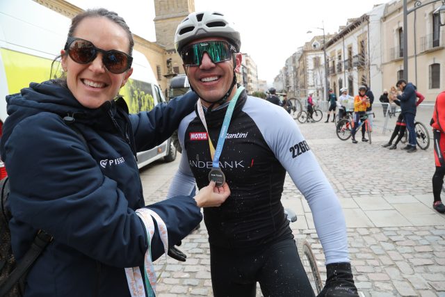 Purito Rodríguez recibe su medalla tras concluir la Gran Fondo Jaén Paraíso Interior 2024.