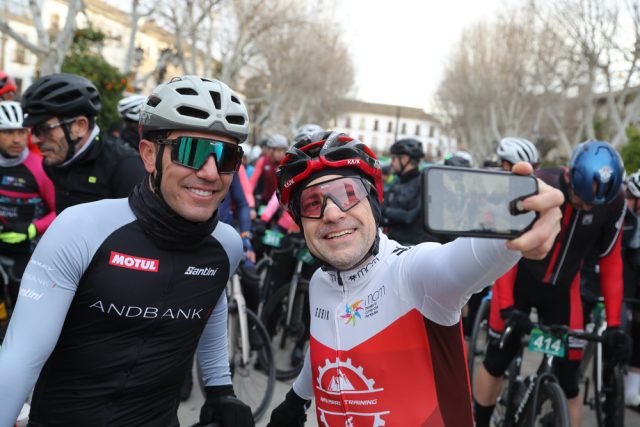 Selfie de Purito Rodríguez con otro participante en la Gran Fondo Jaén Paraíso Interior 2024