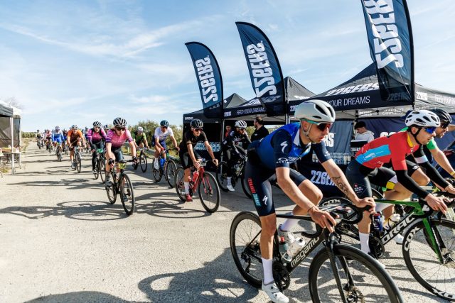 Paso por el avituallamiento ofrecido por 226ERS en la Gran Fondo Jaén Paraíso Interior 2026. Foto de Juan Antonio Higueras