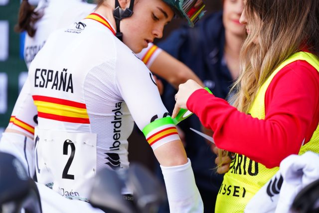 Las chicas de la Copa de las Naciones UCI Jaén Paraíso Interior 2025 lucieron el 'brazalete verde' de la AECC. Foto de Juan Moya