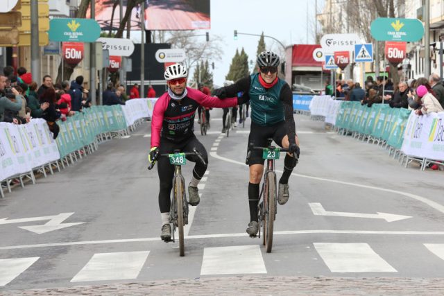 Participantes de la Gran Fondo Jaén Paraíso Interior 2024, en línea de meta. Foto de Álvaro García Herrero