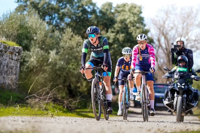 Sofia Maya Howell (Shibden Apex RT), Augustė Mikutytė (Grouwels-Watersley R+D) y Mirari Gotxi (Selección Española) conformaron la escapada de la Copa de las Naciones UCI Jaén Paraíso Interior 2026. Foto de Juan Moya