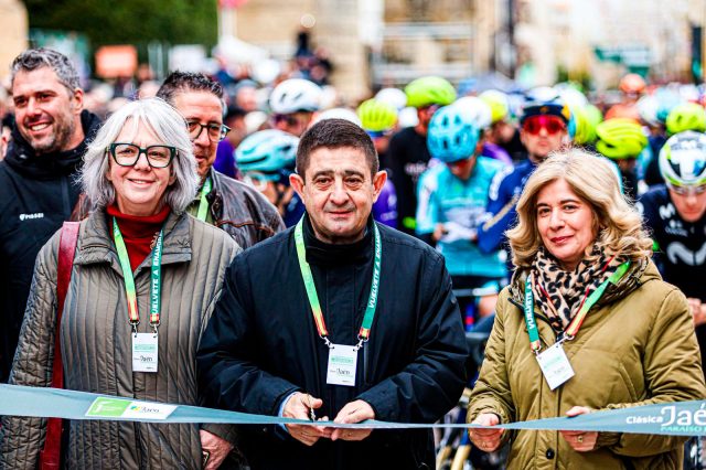 Teresa Torres, concejala de Medio Ambiente del Ayuntamiento de Úbeda; Paco Reyes, presidente de la Diputación de Jaén; y Antonia Olivares, alcaldesa de Úbeda; efectúan el corte de cinta de la Clásica Jaén Paraíso Interior 2026. Foto de JA Higueras