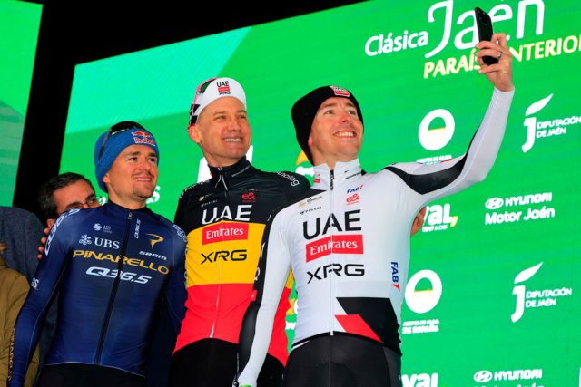 El podio de la Clásica Jaén Paraíso Interior, en modo 'selfie'. Foto de Sprint Cycling