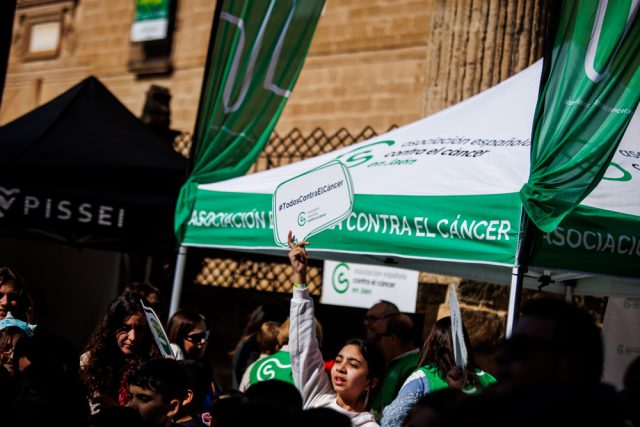 Una voluntaria enarbola el lema de la AECC: #TodosContraElCáncer.
Foto de J.A. Higueras