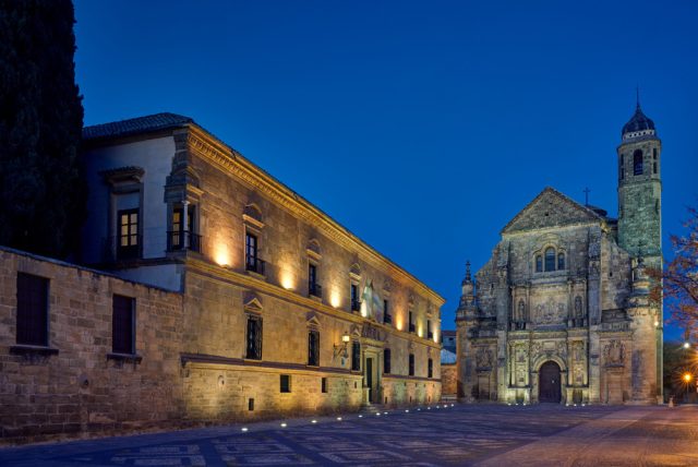 Imagen nocturna del Parador de Úbeda, sito en la Plaza Vázquez de Molina junto a la Sacra Capilla Funeraria de El Salvador del Mundo.  Foto de Paradores