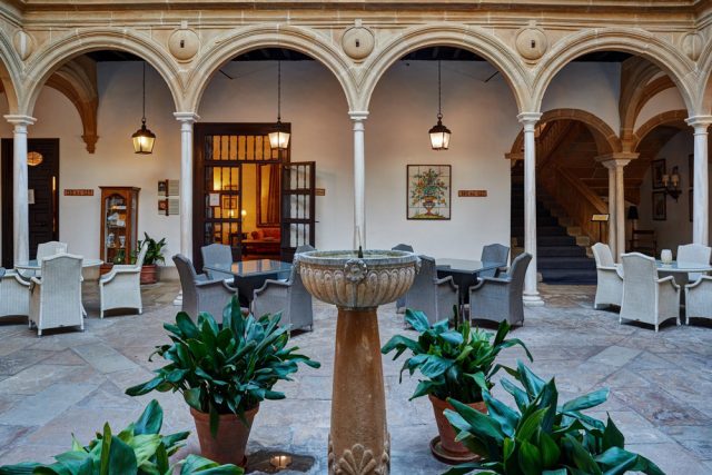 Interior del Parador de Úbeda, con su patio de inspiración renacentista y nazarí.  Foto de Paradores
