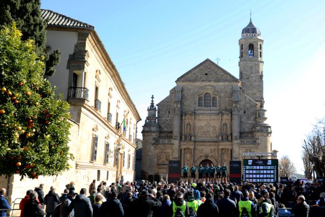 Salida de la Clásica Jaén Paraíso Interior 2023, frente a la Capilla del Salvador y el Parador de Úbeda.  Foto de Iraia Calvo